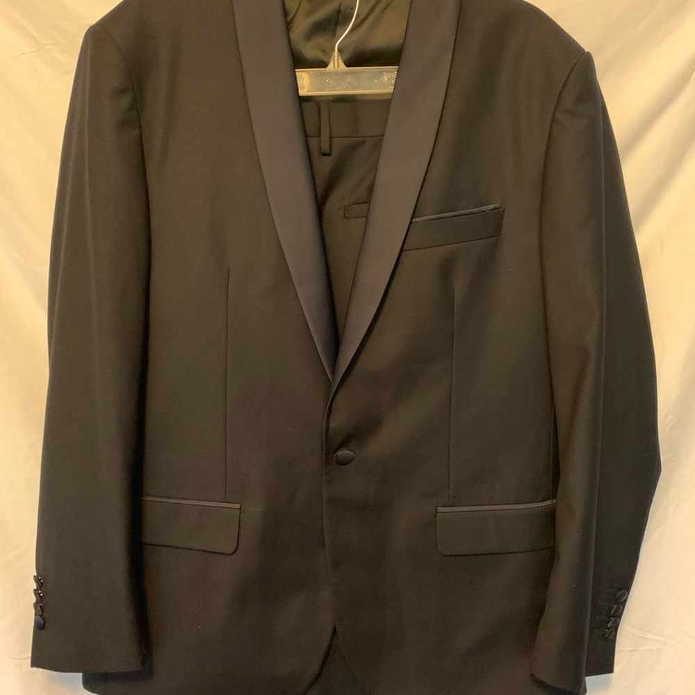 Men’s Statement 2 piece suit. Handmade of quality Italian light weight wool NWOT